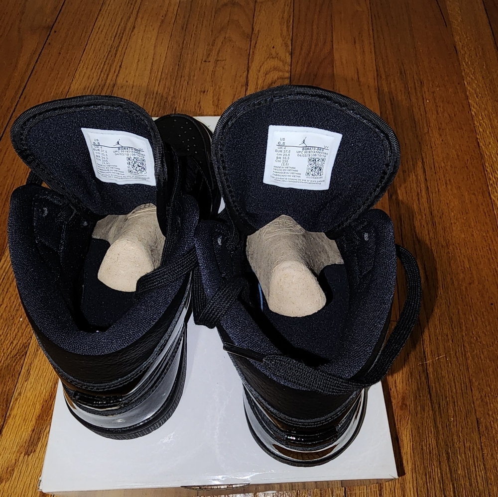 WMNS Air Jordan 1 mid